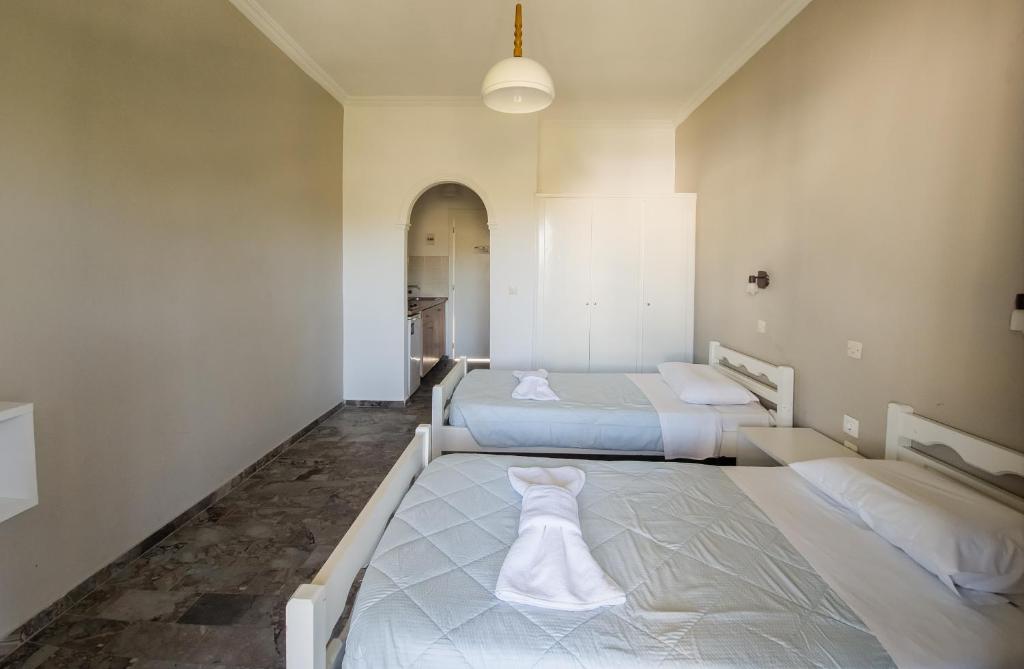 B Block Annexe — twin room, 30 seconds from the pool